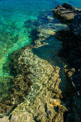 Klares Grünes Wasser an der Küste von Kroatien