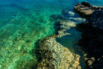 Klares Grünes Wasser an der Küste von Kroatien