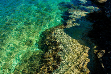 Klares Grünes Wasser an der Küste von Kroatien