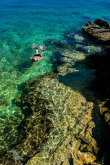 Naklejka na ściany i meble Schöne Frau im Bikini Schnorchelt durch Türkises Wasser an der Küste