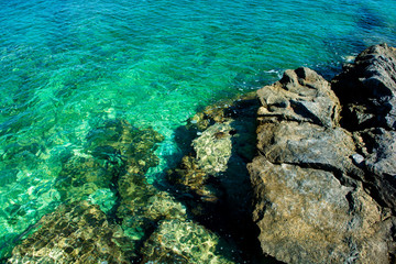Klares Grünes Wasser an der Küste von Kroatien