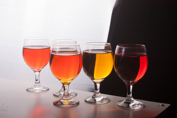 garrafas e copos coloridos em fundo branco