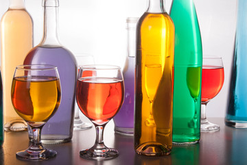 garrafas e copos coloridos em fundo branco