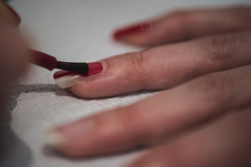 manicure e applicazione smalto sulle unghie delle mani in un centro estetico