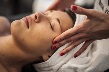 Fototapeta na wymiar massaggio viso e corpo in spa