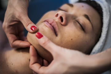 massaggio viso e corpo in spa