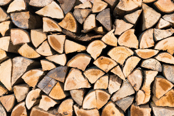 Gestapeltes Brennholz für den Kamin