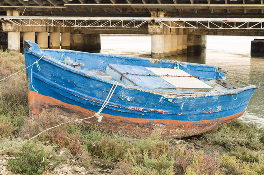 vieja barca de pesca, en la orilla del rio