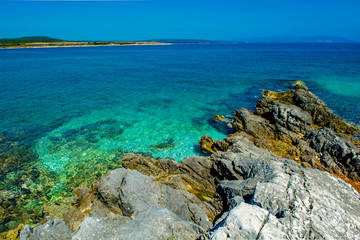 Klares Gr&uuml;nes Wasser an der K&uuml;ste von Kroatien