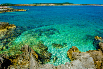 Klares Grünes Wasser an der Küste von Kroatien
