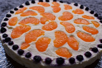 Torte mit Mandarinen und Blaubeeren
