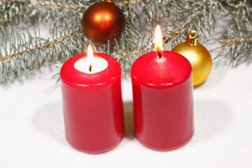 Adventskerzen, Schnee, Weinachtsdekoration, Tannengrün