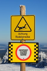 Schild im Skigebiet - Achtung Rodelstrecke gesperrt