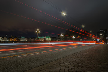Fototapeta na wymiar Verschwommen Lichter der Autos an der Alster