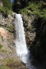 Wasserfall im Gebirge