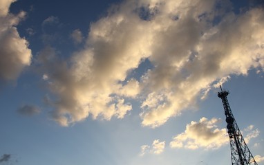 Obraz premium 空と雲と電波塔