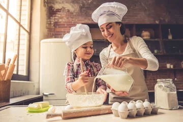 Crédence de cuisine en verre imprimé Cuisinier Mom and daughter baking