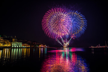 Beautiful Fireworks, Fireworks light up the sky,