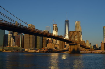 Fototapeta na wymiar Freedom tower and Brooklyn bridge