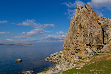 Fototapeta na wymiar Скалистые берега озера Байкал