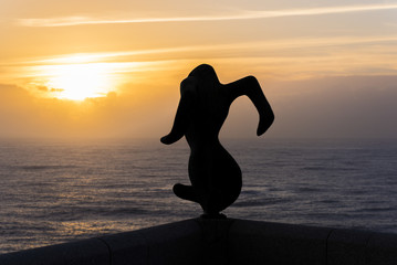 Fototapeta premium Figura en el faro de Punta Nariga (Malpica, La Coruña - España).