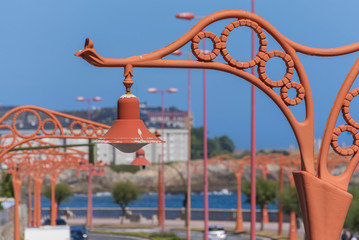Farola en el paseo marítimo de La Coruña, España.