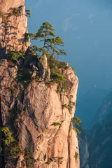 Vlies Fototapete Huang Shan Sonnenaufgang vom Lion Peak, Huangshan-Berg, China. Die frühe Morgensonne beleuchtet die Klippen und die Aussichtsplattform am Lion Peak, Yellow Mountains. Gebirge löst sich in den Schichten der Atmosphäre auf.