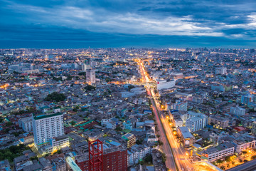 Obraz premium Bangkok at Night, City scape view on metropolis of Thailand and Cloudy blue sky