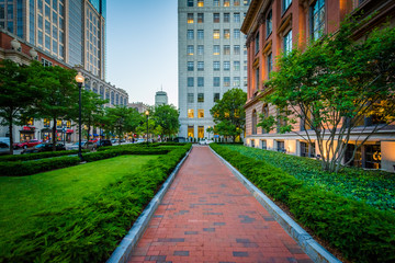 Naklejka premium Walkway and buildings in Back Bay, Boston, Massachusetts.