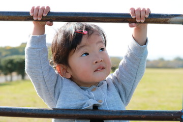 Fototapeta premium 遊具で遊ぶ子供