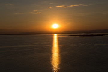 Obraz premium Scenic view of beautiful sunset above the lake.Ubonrat dam khonk