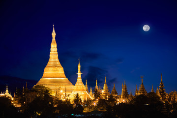 Naklejka premium Shwedagon pagoda at dusk, Yangon Myanmar