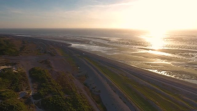 Survol de la Baie de Somme au cr&eacute;puscule (La molli&egrave;re d'Aval, Cayeux-sur-mer)