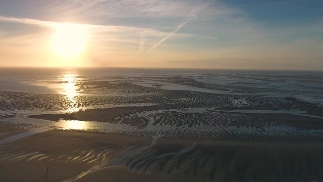 Survol de la Baie de Somme au cr&eacute;puscule (La molli&egrave;re d'Aval, Cayeux-sur-mer)