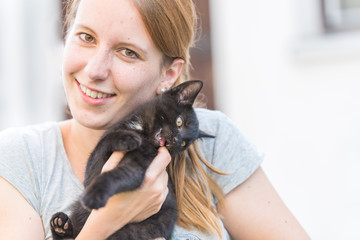 Frau mit schwarzem Kätzchen