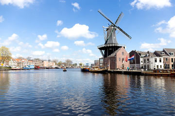 Fototapeta na wymiar Mühle de Adriaan in Haarlem