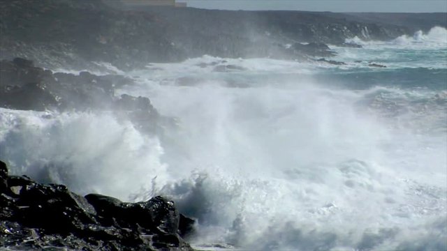 10529 extreme wave crushing coast close
