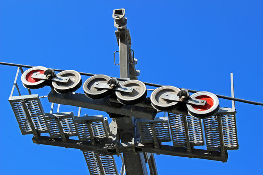 Detalle de poleas en movimiento del telef&eacute;rico de Montjuic, Barcelona (Espa&ntilde;a)