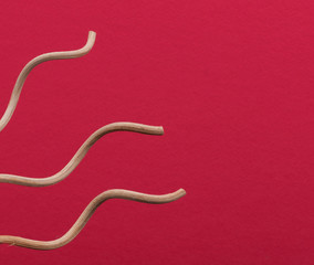 legni ondulati su sfondo rosso