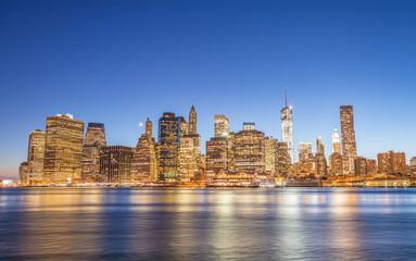 Naklejka premium Amazing sunset panoramic skyline of Lower Manhattan as seen from
