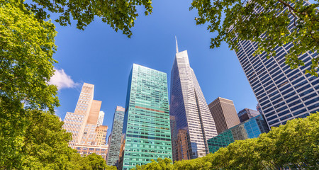 Fototapeta premium NEW YORK CITY - JUNE 2013: Manhattan tall buildings around Bryan