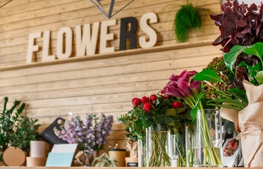 Crédence de cuisine en verre imprimé Fleuriste Intérieur du magasin de fleurs, petite entreprise du studio de design floral