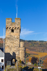 Oberwesel, Steingassenturm und Stadtmauer. Hinten Ochsenturm. November 2016.