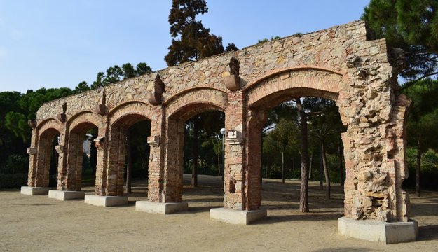 Acueducto en parque urbano El Clot de Barcelona.
