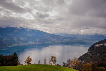 Fototapeta premium Thuner See im Herbst