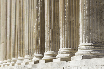 colonnes de la maison carrée de Nîmes