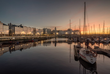 Blick auf den touristischen Seesporthafen mit modernistischen Architekturgebäuden in der Hauptstadt A Coruña, Galicien, Spanien. Erholsames, freizeittouristisch beliebtes Ausflugsziel in A Coruña.