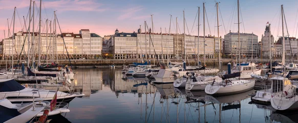 Papier Peint photo Ville sur leau Vue panoramique sur le port de sports nautiques touristiques avec des bâtiments d& 39 architecture moderniste à A Coruña, Galice, Espagne. Détente loisirs touristique populaire doit voir lieu de destination à La Corogne.