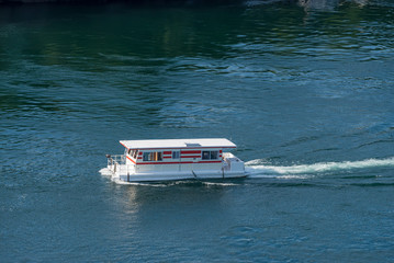 Fototapeta premium Czerwono-biała łódź mieszkalna
