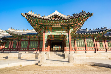 Obraz premium Pałac Changdeokgung i punkt orientacyjny Huwon w Seulu, Korea Południowa